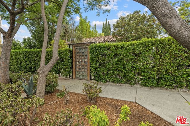 951 N Martel Avenue, Los Angeles CA: https://media.crmls.org/mediaz/ed94b9fa-997f-4bf7-8e5d-32d9caac7544.jpg