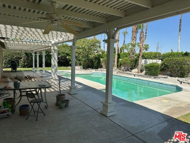 44 E Sutton Place, Palm Desert CA: https://media.crmls.org/mediaz/ed974277-e0d6-4a87-8cca-ec9f0d74e7d2.jpg