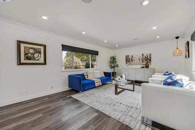 141 Peony Ct, Fremont CA: https://media.crmls.org/mediaz/ed97f50d-9acf-446f-8149-1e6fd8dcbdee.jpg