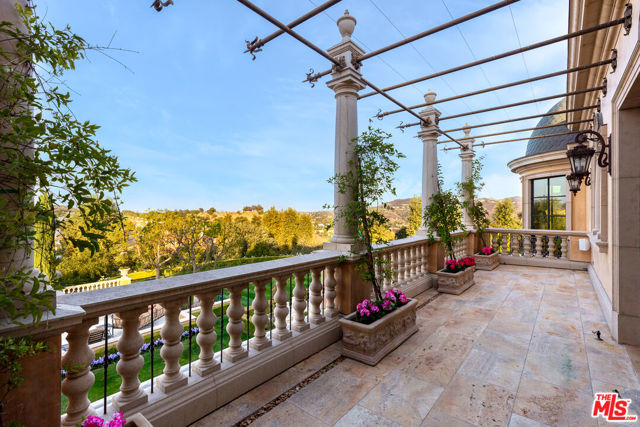 25305 Prado De La Felicidad, Calabasas CA: https://media.crmls.org/mediaz/ed996320-624f-45be-b0fd-8162c48d9b94.jpg