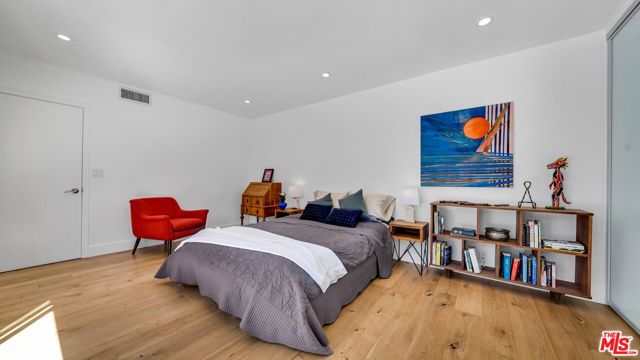 2461 Crest View Drive, Los Angeles CA: https://media.crmls.org/mediaz/ed9ac252-49c7-4dc0-a9a1-03371f8a1d18.jpg