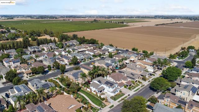 917 Sawyer Way, Brentwood CA: https://media.crmls.org/mediaz/ed9be775-8512-404d-913e-78adf3688db4.jpg
