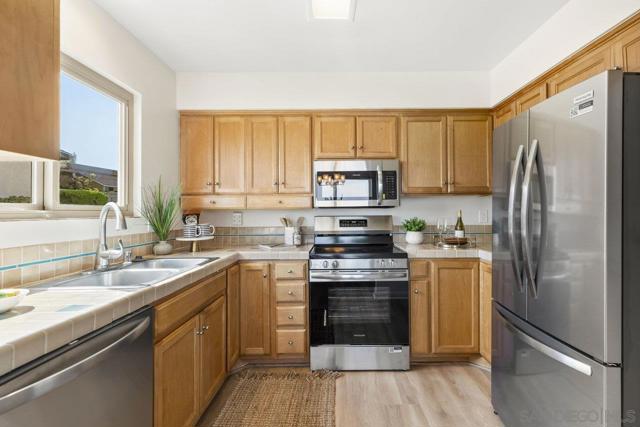 4469 Albatross Way, Oceanside CA: https://media.crmls.org/mediaz/ed9c0294-4c30-45e0-a0f8-81ce64204a51.jpg