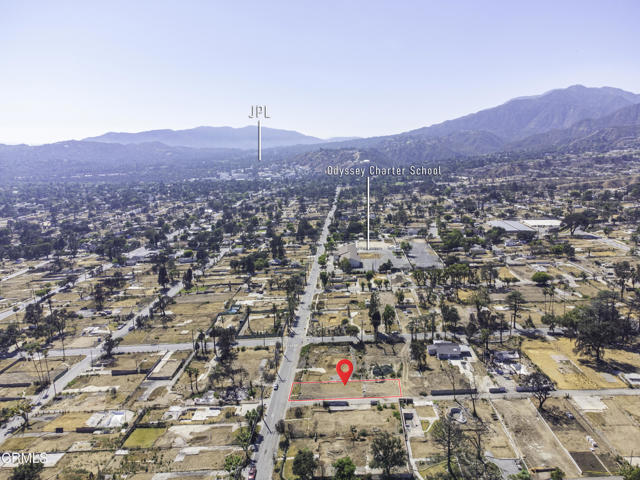 25 E Palm Street, Altadena CA: https://media.crmls.org/mediaz/ed9c5456-81da-41c7-af94-59de8b96c059.jpg