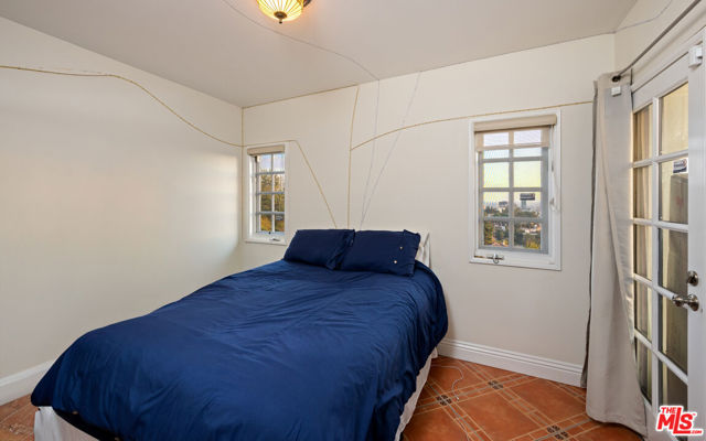 6420 Quebec Drive, Los Angeles CA: https://media.crmls.org/mediaz/ed9c54ba-4cf0-4742-b67a-0345c7077cdb.jpg