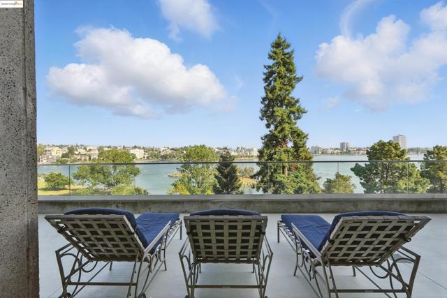 565 Bellevue Ave, Oakland CA: https://media.crmls.org/mediaz/ed9c6dd0-e5aa-4b13-9103-d44582e283db.jpg
