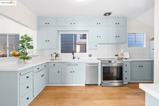 1241 Park Ave, Alameda CA: https://media.crmls.org/mediaz/ed9c9f37-c144-4b8b-8b6e-b325ab9ac895.jpg