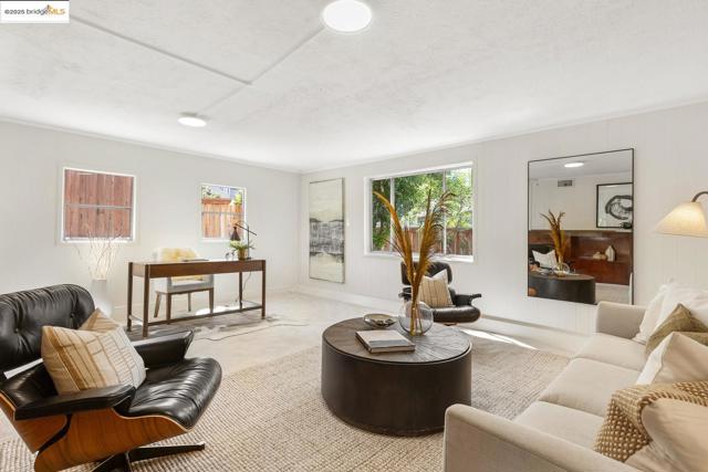 6753 Manor Crest, Oakland CA: https://media.crmls.org/mediaz/ed9cc7d9-0032-4e1d-bd33-da77ee89e8c5.jpg