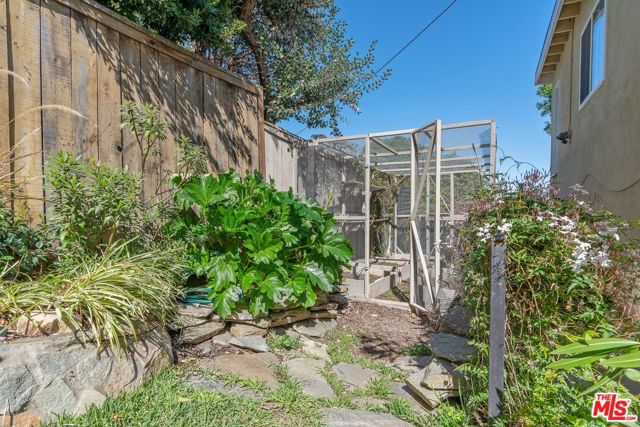 11316 Sunshine Terrace, Studio City CA: https://media.crmls.org/mediaz/ed9d16b6-8ad5-40e3-8ba3-d0fff9634279.jpg