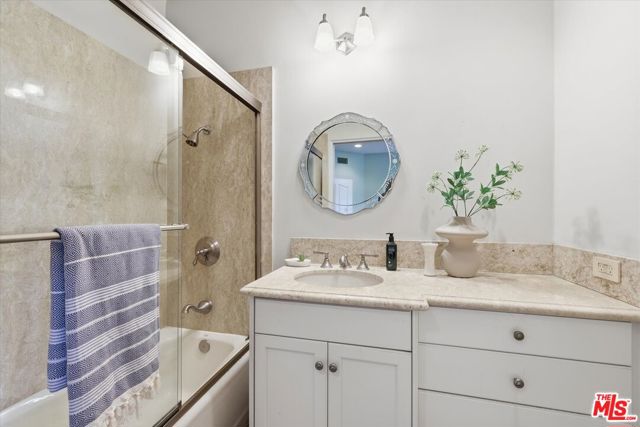 1284 Lago Vista Drive, Beverly Hills CA: https://media.crmls.org/mediaz/ed9e62cc-2c54-40db-8c3c-57c047d5316b.jpg