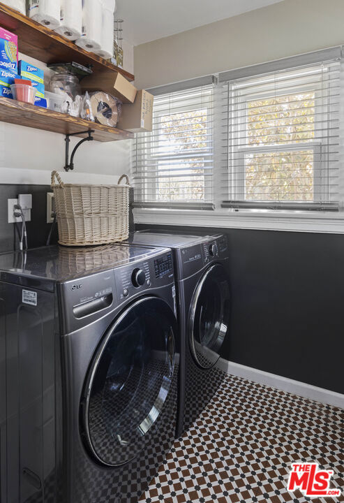 1569 S Orange Grove Avenue, Los Angeles CA: https://media.crmls.org/mediaz/ed9e911b-e07e-40b4-99aa-c164c95d3077.jpg