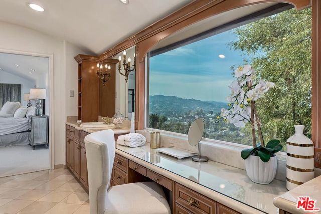 3595 Wonder View Drive, Los Angeles CA: https://media.crmls.org/mediaz/ed9e94a5-770f-4215-85ea-431586c5245d.jpg
