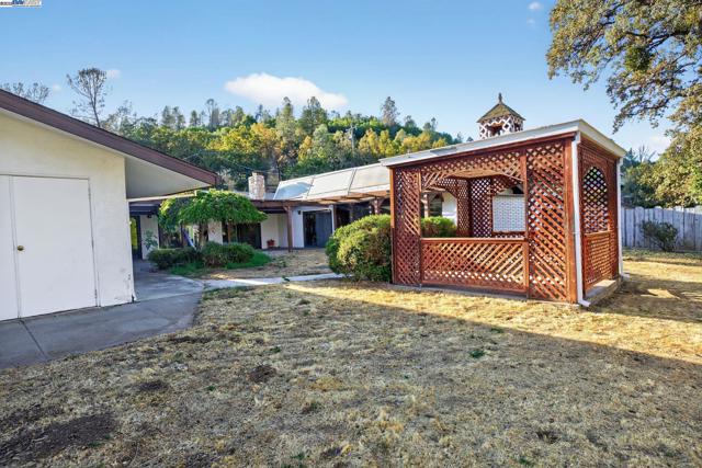 20521 Upper Hillview Dr, Sonora CA: https://media.crmls.org/mediaz/ed9eaf60-d86c-47fa-b10a-381cae372cc3.jpg