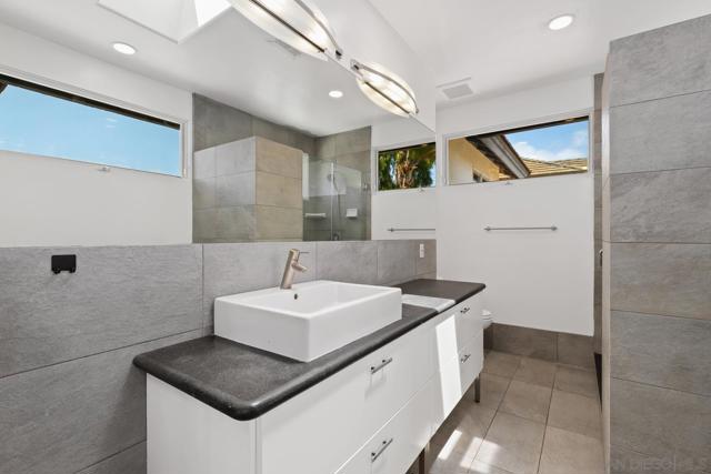716 Glenview Ln, La Jolla CA: https://media.crmls.org/mediaz/ed9ee78f-9eae-4b63-b5ac-b72843752b2d.jpg