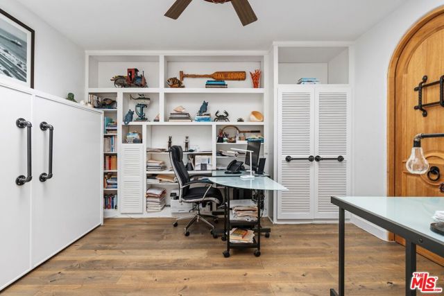 6435 Zumirez Drive, Malibu CA: https://media.crmls.org/mediaz/eda0abb4-c117-40b0-acb4-5ad32cd1caa2.jpg