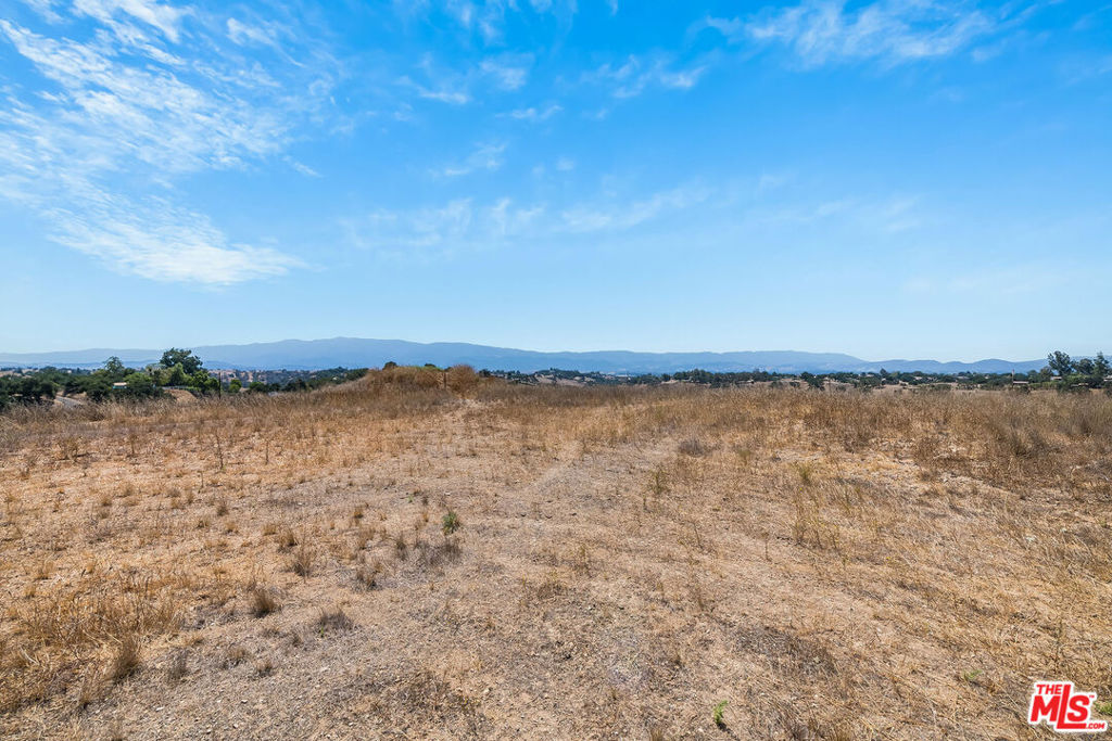 https://media.crmls.org/mediaz/eda1897c-ffb0-4db8-8b5a-95d266fa2224.jpg?preset=X-Large