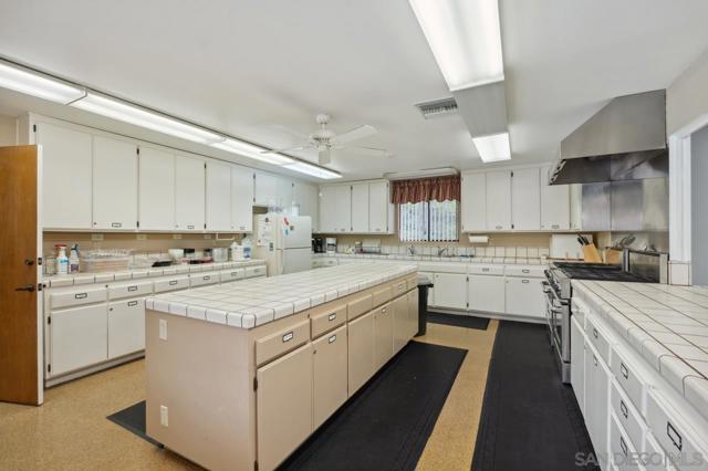 1831 Nova Gln, Escondido CA: https://media.crmls.org/mediaz/eda18bc8-e534-4260-99f7-cba2877fd161.jpg