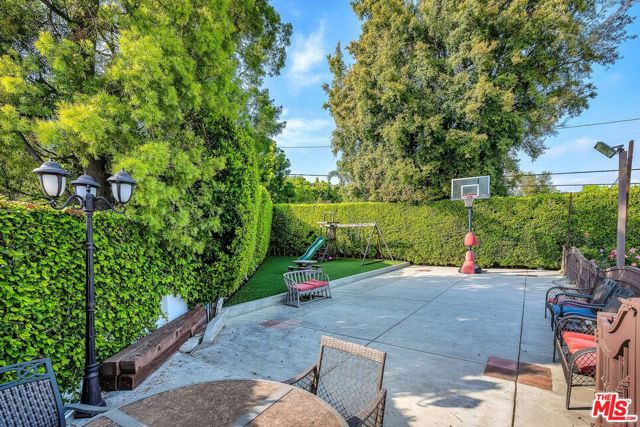10321 Rochester Avenue, Los Angeles CA: https://media.crmls.org/mediaz/eda24e15-5f21-4fc7-8ec5-721e634ff5be.jpg