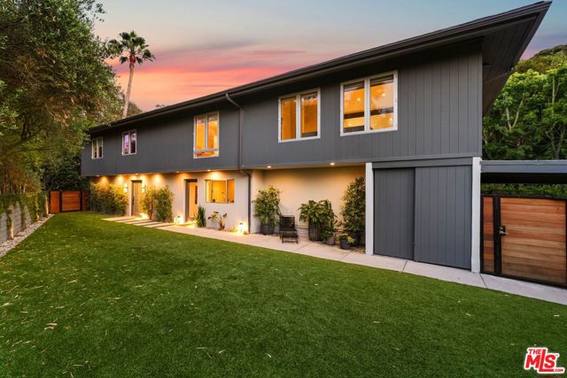 7712 Chandelle Place, Los Angeles CA: https://media.crmls.org/mediaz/eda2e1ca-84d9-4994-89e2-a040f1626162.jpg