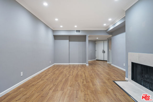 930 N Wetherly Drive, West Hollywood CA: https://media.crmls.org/mediaz/eda363f3-bfd8-46b4-87b2-91e821f013c0.jpg