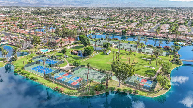 165 Lake Shore Drive, Rancho Mirage CA: https://media.crmls.org/mediaz/eda3963a-a51b-4cb9-aef0-7a4549bd6d0b.jpg