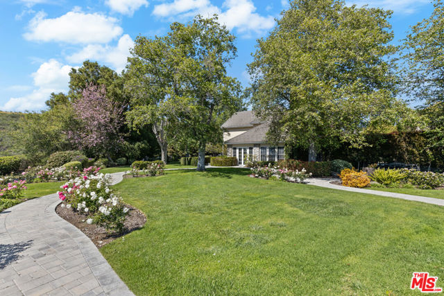 13418 Nightsky Drive, Camarillo CA: https://media.crmls.org/mediaz/eda3f3a1-2479-4be2-8698-ec4f4d85288e.jpg