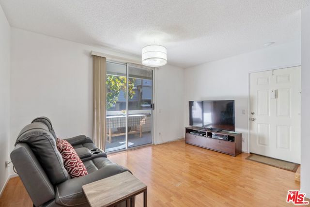 11150 Glenoaks Boulevard, 41 photo 3