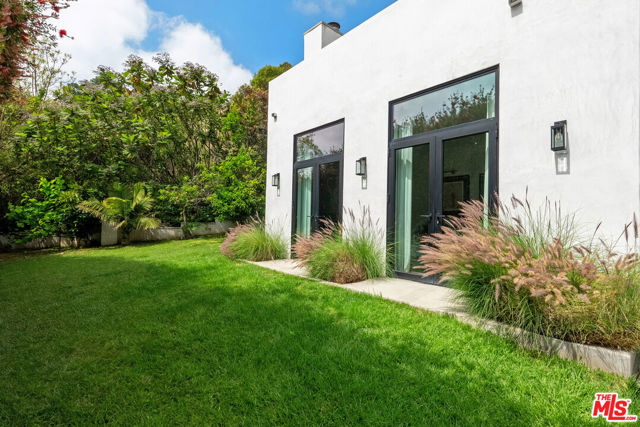1739 San Ysidro Drive, Beverly Hills CA: https://media.crmls.org/mediaz/eda62936-1312-4073-9616-b5a3907d6b01.jpg