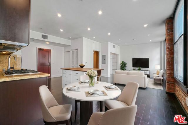 460 S Spring Street, Los Angeles CA: https://media.crmls.org/mediaz/eda6bb47-a56b-4e04-b189-cf631043cee2.jpg