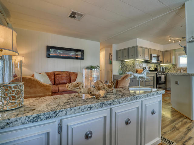 51555 Monroe St. #18, Indio CA: https://media.crmls.org/mediaz/eda79648-34bf-4ea0-88cb-5c43864dd9fa.jpg