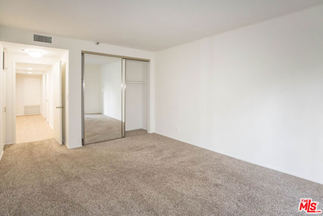 410 S Barrington Avenue, Los Angeles CA: https://media.crmls.org/mediaz/eda821d7-19c9-4d03-923b-96968f1a6694.jpg