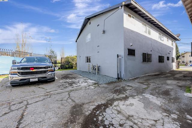 107 Catron Dr, Oakland CA: https://media.crmls.org/mediaz/eda8241e-75c7-4a9a-b991-ac4aa21b3983.jpg