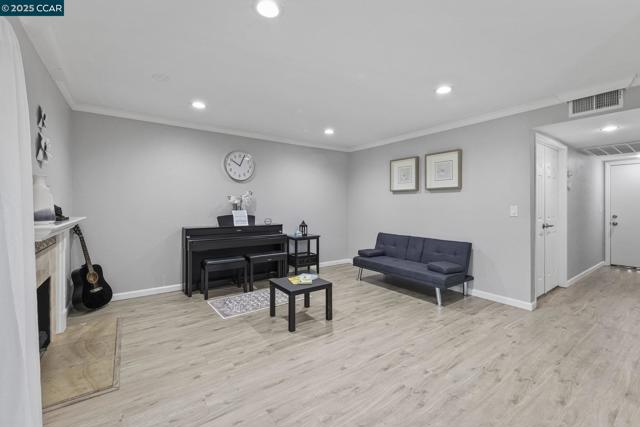1117 Indian Summer Ct, San Jose CA: https://media.crmls.org/mediaz/eda922e5-5496-4187-892e-95d40d75275c.jpg