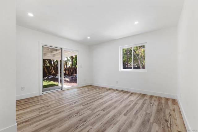 2537 Davis Ave, Carlsbad CA: https://media.crmls.org/mediaz/edaa66cc-f4af-44d3-9e07-a5bfd6a41c35.jpg