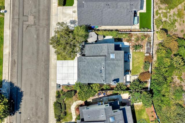 1782 E Pointe Avenue, Carlsbad CA: https://media.crmls.org/mediaz/edaaee89-c20b-4357-a865-1b811879f07c.jpg