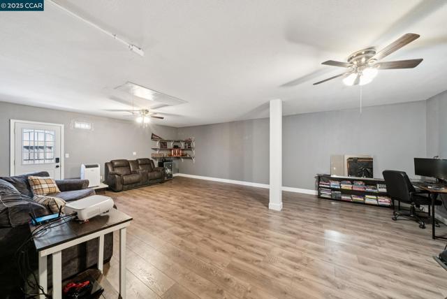 4813 Carrington Dr, Oakley CA: https://media.crmls.org/mediaz/edab035f-4b3e-411d-be9a-f2086008605a.jpg