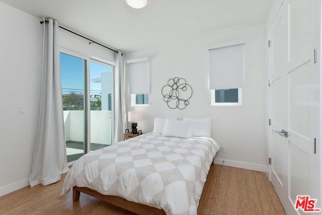 7447 W 81ST Street, Los Angeles CA: https://media.crmls.org/mediaz/edac7658-85ba-40fb-8e2e-0f252496334b.jpg