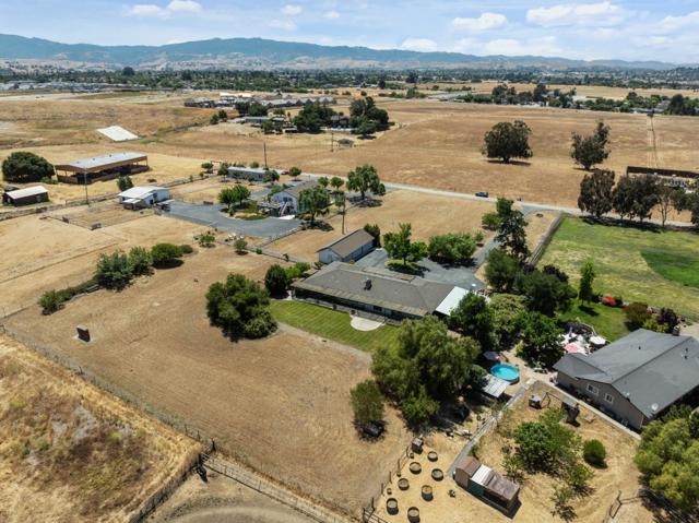 307 Mansfield Road, Hollister CA: https://media.crmls.org/mediaz/edacade5-12e2-4805-b77c-fe6c79c9c5c9.jpg