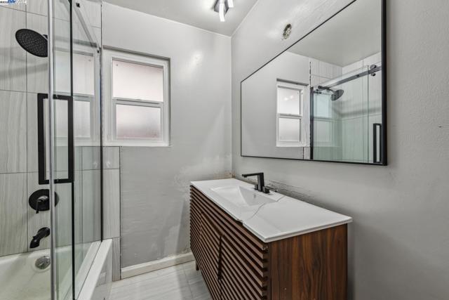 413 Grand St, Alameda CA: https://media.crmls.org/mediaz/edad00fb-00b8-472c-8f5d-3ed7517946ce.jpg