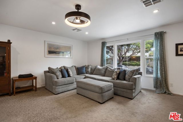 938 20th Street, Santa Monica CA: https://media.crmls.org/mediaz/edaddfe0-9c4f-4110-a569-ec4abaf5c8f7.jpg