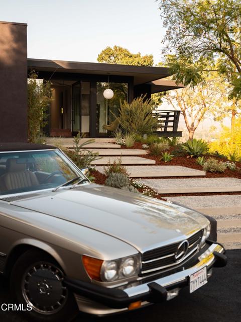 945 Linda Vista Avenue, Pasadena CA: https://media.crmls.org/mediaz/edae0af5-7f43-4b5e-83d0-e0cd725be792.jpg