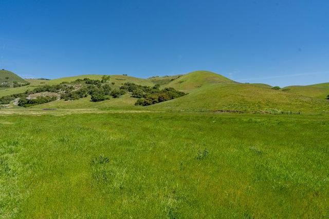 100 Old Stage Rd, San Juan Bautista CA: https://media.crmls.org/mediaz/edae22df-8a09-4241-a646-b471857086b6.jpg