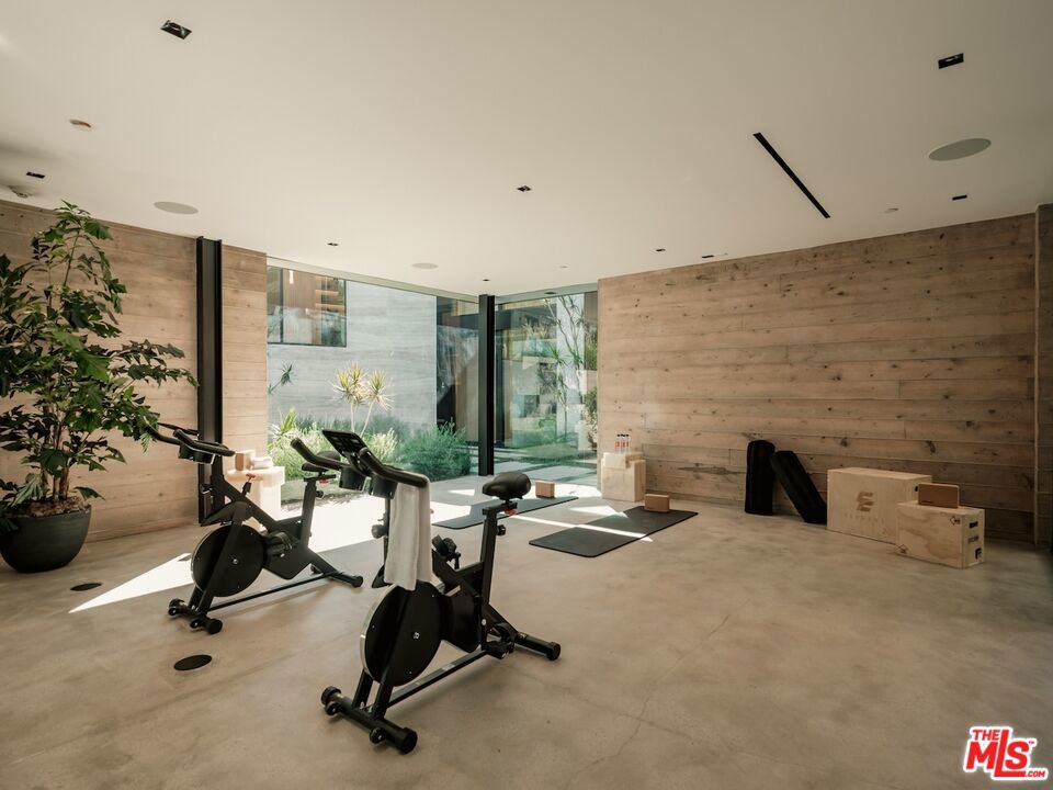 https://media.crmls.org/mediaz/edae924e-1872-4d2e-97d0-be1e9bb90d8f.jpg?preset=X-Large