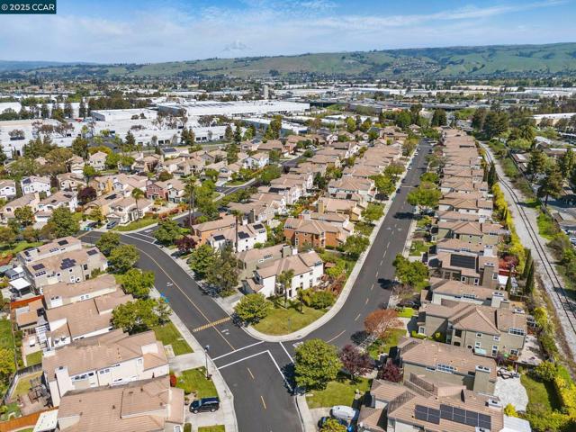 30300 Meridien Cir, Union City CA: https://media.crmls.org/mediaz/edaecb02-6bfa-497b-9256-99b38c6c45da.jpg