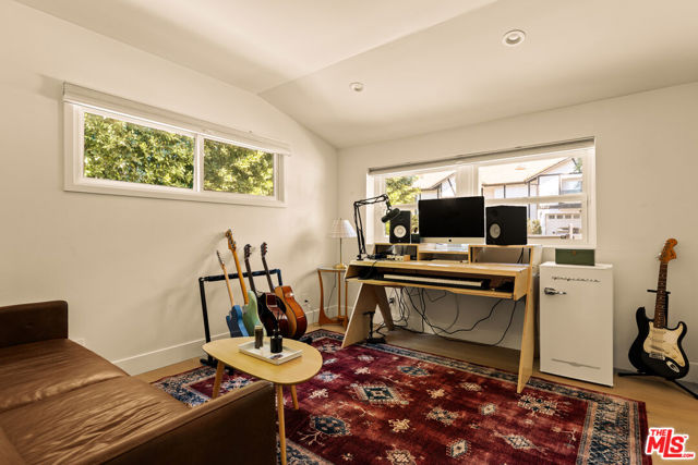 4841 Don Pio Drive, Woodland Hills CA: https://media.crmls.org/mediaz/edaefd80-ad9c-4fe3-956a-c481a3e9e119.jpg