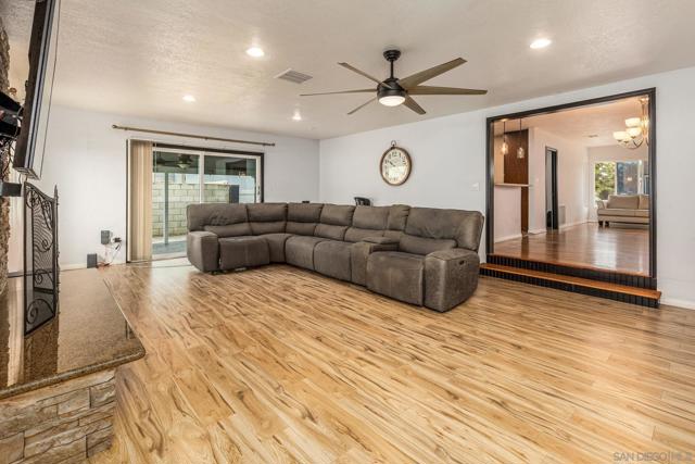 557 Oaklawn Ave, Chula Vista CA: https://media.crmls.org/mediaz/edaf28f2-8467-452f-be3e-915ddc60fec3.jpg