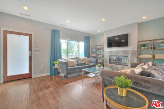 1821 S Sycamore Avenue, Los Angeles CA: https://media.crmls.org/mediaz/edaf9647-d4fb-4a6d-9f4e-9b7939da6ec4.jpg
