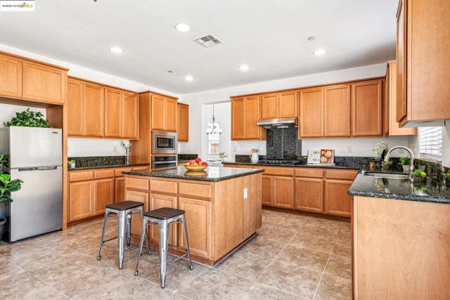 4576 Benton St, Antioch CA: https://media.crmls.org/mediaz/edafe8e2-5249-4103-a08b-34172eaff84d.jpg