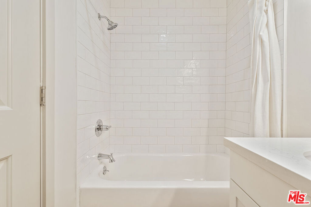 https://media.crmls.org/mediaz/edb0b5b8-be74-4049-bc39-03f27a0f78cc.jpg?preset=X-Large
