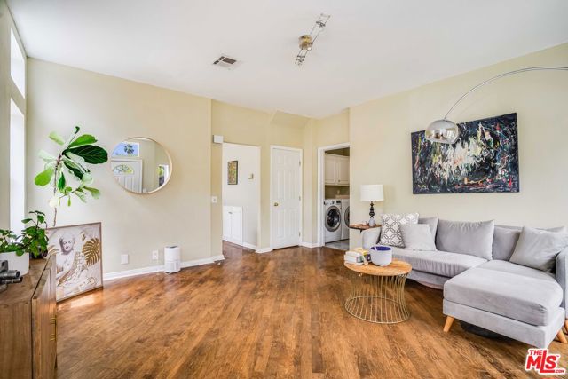 121 Navajo Lane, Topanga CA: https://media.crmls.org/mediaz/edb0c91d-66d6-4ada-832c-355dd5abc8e4.jpg